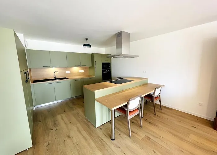 Dans Avec Salon Et Cuisine Partages - 404 Daire Epron